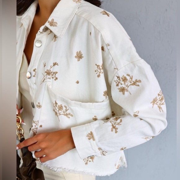 Zara White Jacket with Gold Accents - Picture 4 of 6